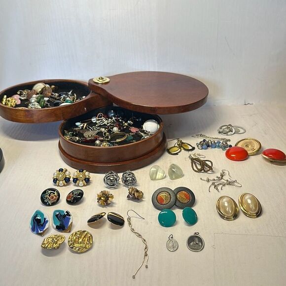 Vintage 80s Tons of Clip on Earrings in Accordion Jewelry Box Retro Grandmacore - Picture 1 of 13
